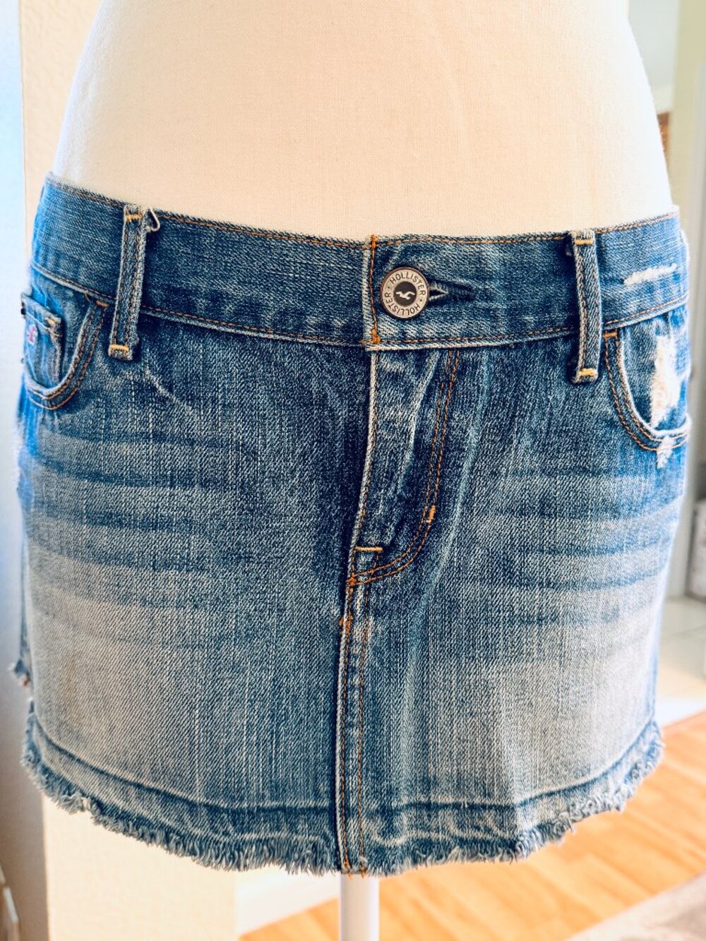 Cute and fun low-rise vintage Hollister denim skirt <3